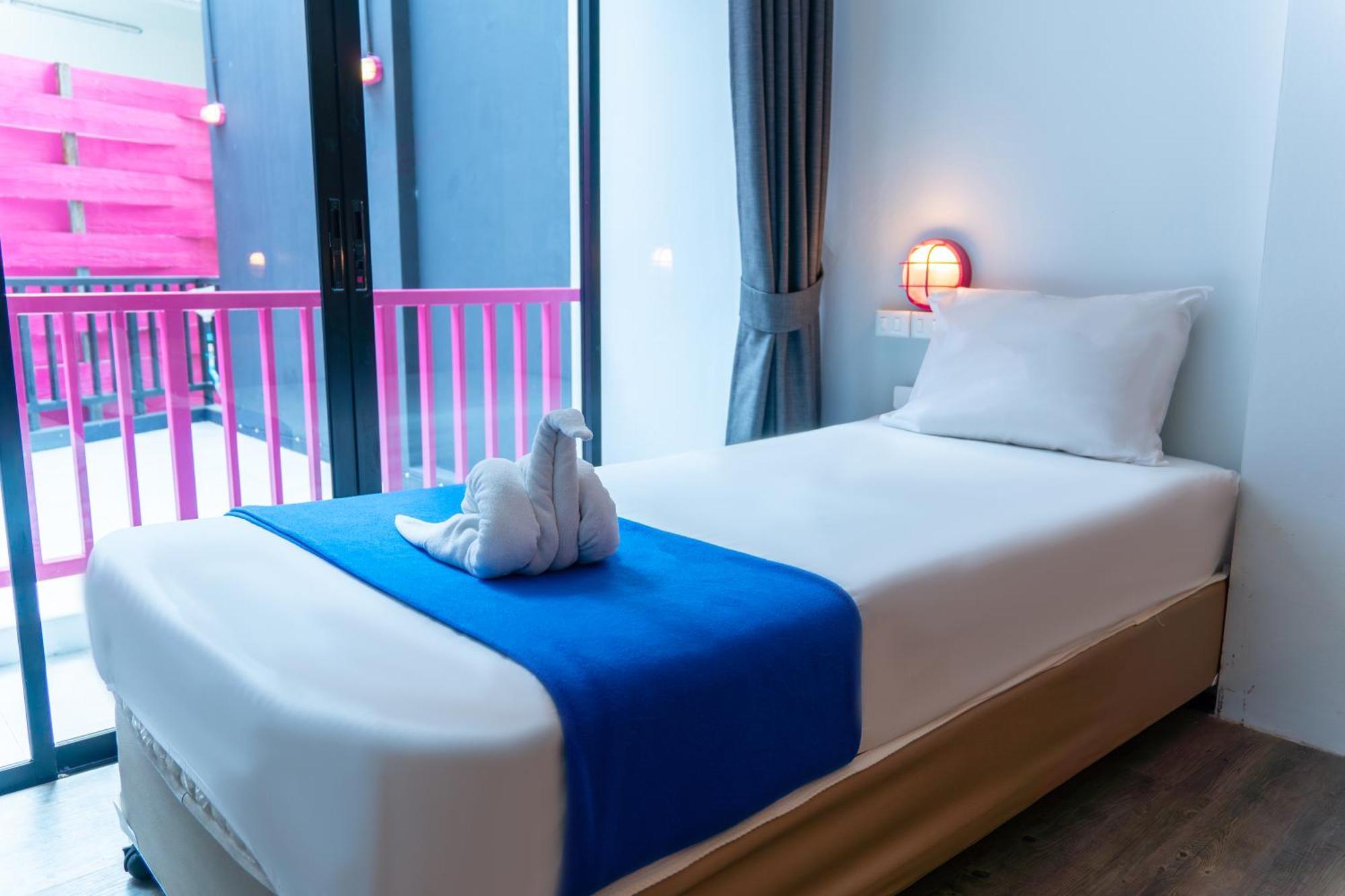 Slumber Surf Phuket Kata Hostel Buitenkant foto
