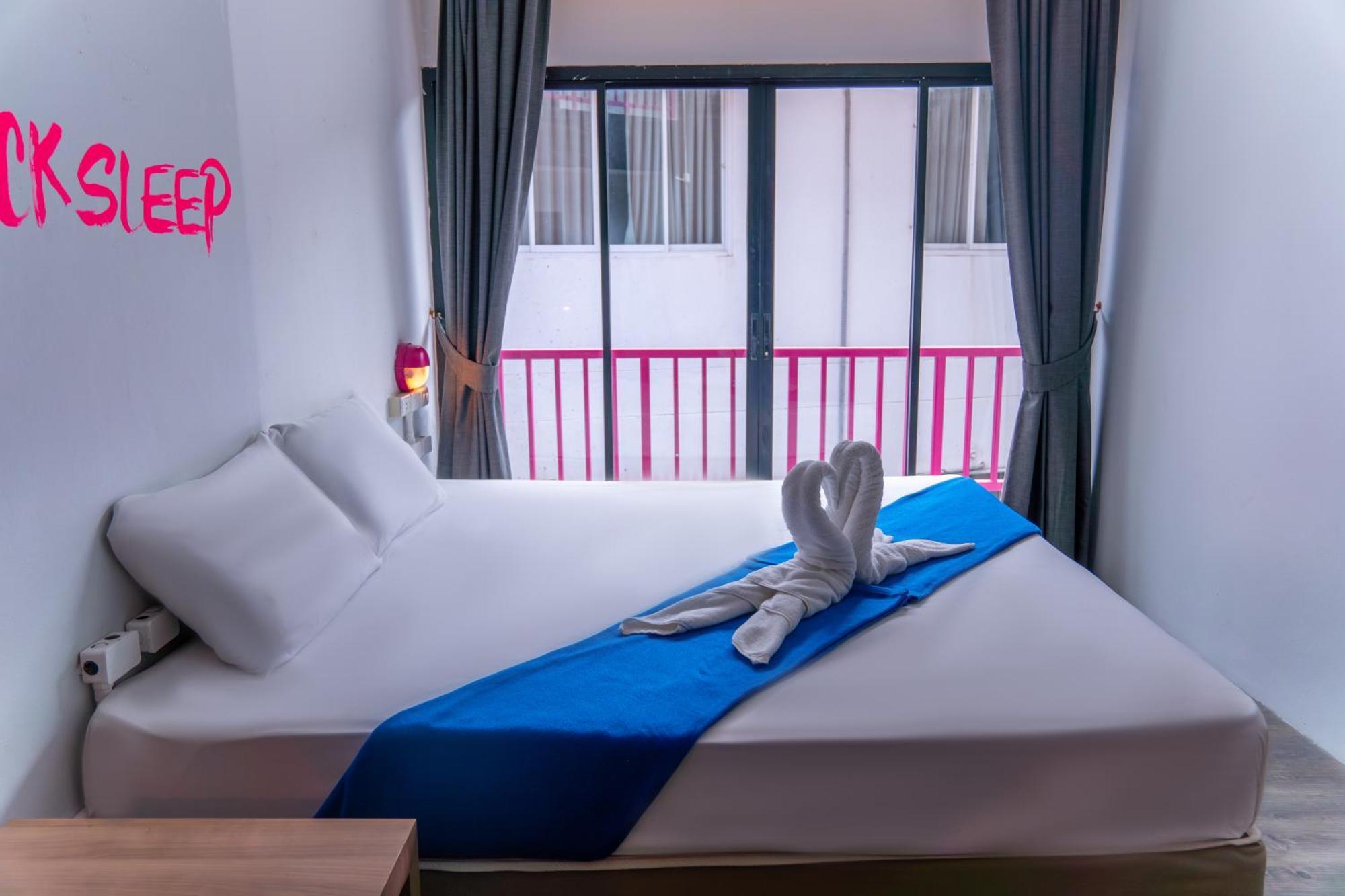 Slumber Surf Phuket Kata Hostel Buitenkant foto